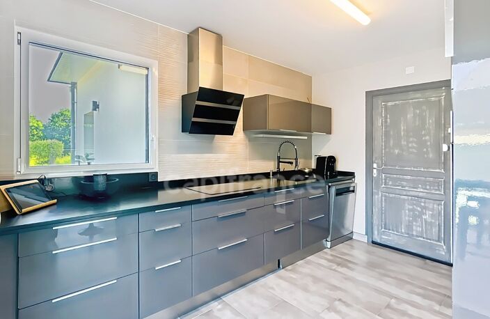 EXCLUSIVITÉ – GOUESNAC’H – MAISON FAMILIALE DE 150 M² AVEC PISCINE ET TERRAIN DE PLUS DE 2 100 M² — photo 2