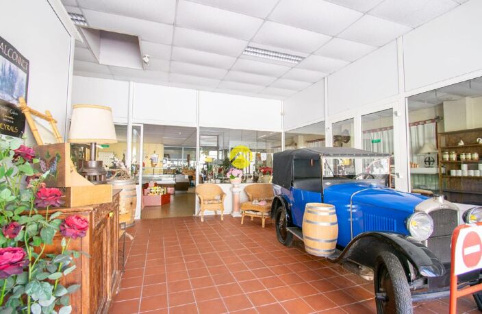 Magasin au centre de St-Cyprien — photo 2