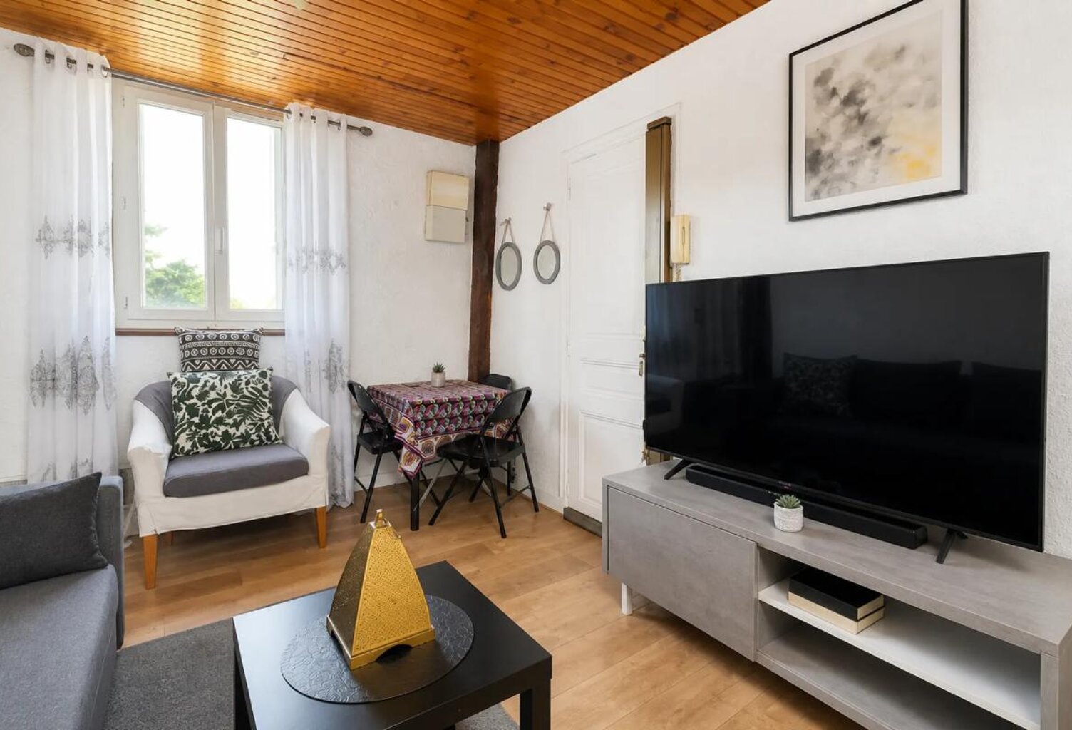 PRÈS DE VILLENEUVE-LE-ROI – APPARTEMENT 2 PIÈCES — photo 1