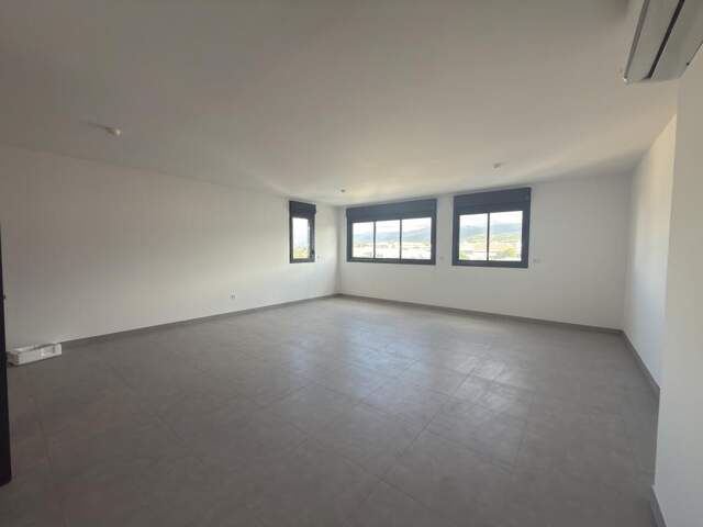 Bureau lumineux de 35 m² à Saint-André — photo du bien