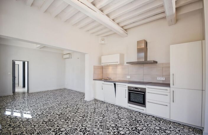 Centre d'Uzès, beau duplex rénové et climatisé — photo 5