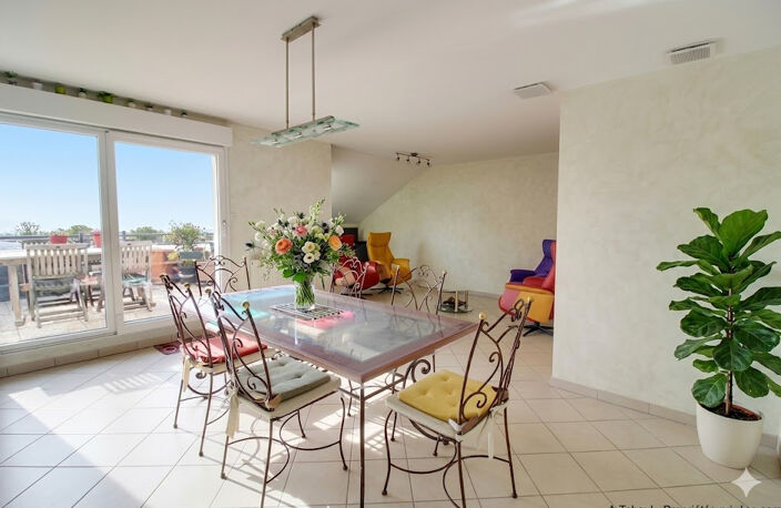 TOIT/TERRASSE SUR VILLEURBANNE/ GRATTE CIEL NORD : DERNIER ETAGE  DE 126M² AVEC TERRASSE DE 35M² CIEL OUVERT — photo 4