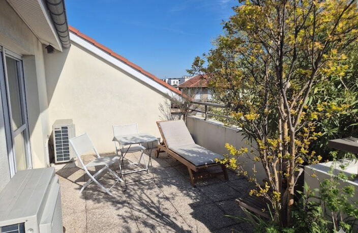 TOIT/TERRASSE SUR VILLEURBANNE/ GRATTE CIEL NORD : DERNIER ETAGE  DE 126M² AVEC TERRASSE DE 35M² CIEL OUVERT — photo 5