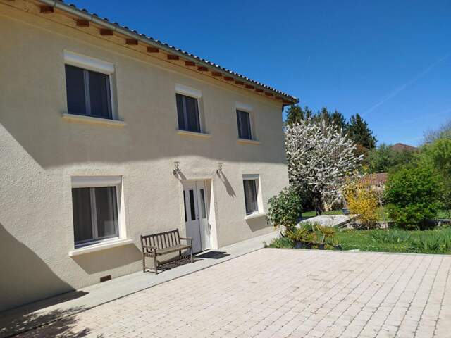 Maison familiale rénovée de 200 m2 avec dépendance sur un terrain arboré de 4300 m2 — photo du bien