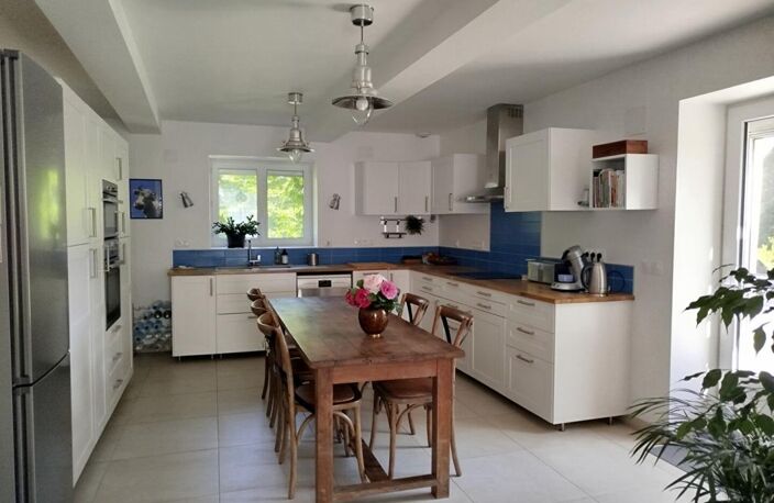 Maison familiale rénovée de 200 m2 avec dépendance sur un terrain arboré de 4300 m2 — photo 2