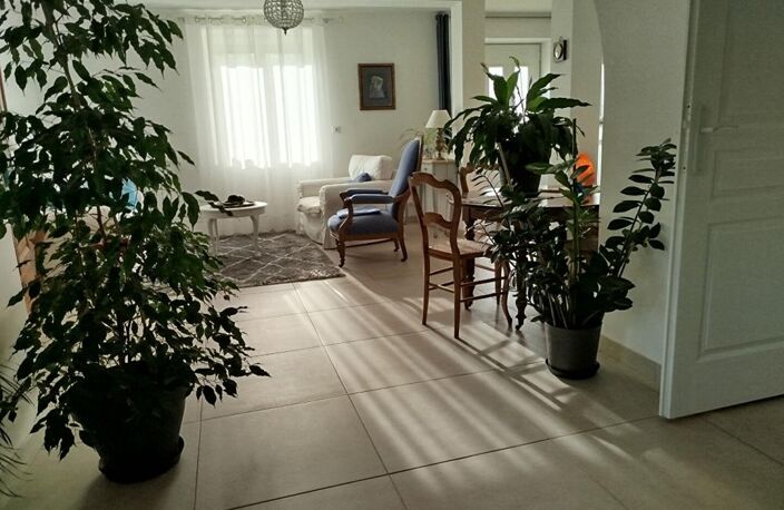 Maison familiale rénovée de 200 m2 avec dépendance sur un terrain arboré de 4300 m2 — photo 3