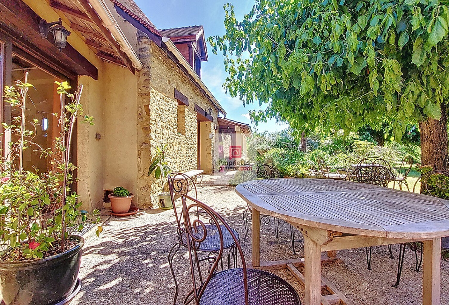 A Plazac, MAISON EN PIERRE ET 3 GÎTES!  257m2. 6 chambres. 6 salles d'eau. Carport/atelier fermé 40 m2. Jardin de 5000 m2 environ — photo 1