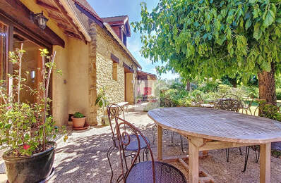 A Plazac, MAISON EN PIERRE ET 3 GÎTES!  257m2. 6 chambres. 6 salles d'eau. Carport/atelier fermé 40 m2. Jardin de 5000 m2 environ — photo du bien