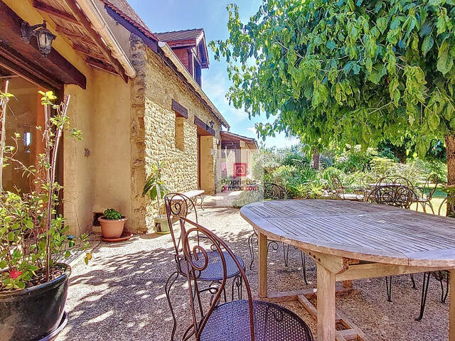 A Plazac, MAISON EN PIERRE ET 3 GÎTES!  257m2. 6 chambres. 6 salles d'eau. Carport/atelier fermé 40 m2. Jardin de 5000 m2 environ — photo du bien