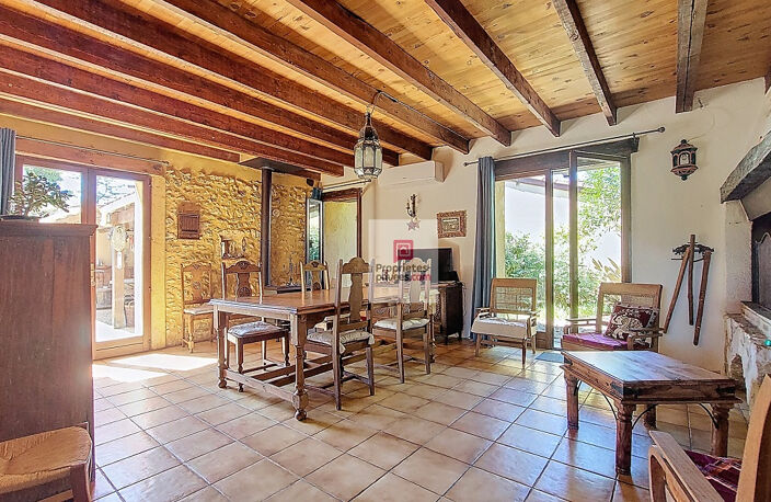 A Plazac, MAISON EN PIERRE ET 3 GÎTES!  257m2. 6 chambres. 6 salles d'eau. Carport/atelier fermé 40 m2. Jardin de 5000 m2 environ — photo 2