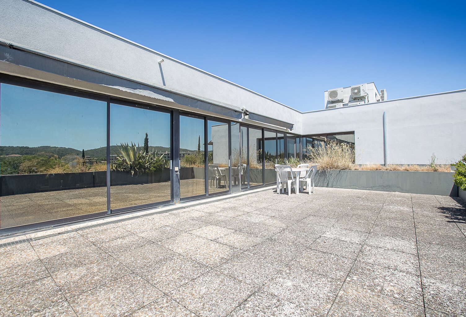 EXCLUSIVITE - Bureaux 47m2 avec terrasse garage, parking et — photo 1