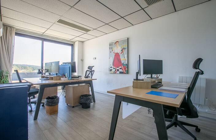 EXCLUSIVITE - Bureaux 47m2 avec terrasse garage, parking et — photo 2