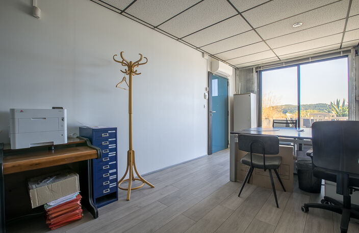EXCLUSIVITE - Bureaux 47m2 avec terrasse garage, parking et — photo 5