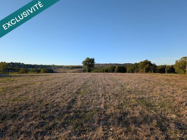 Terrain constructible dans un environnement calme — photo du bien