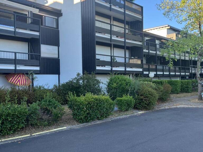 Au Hameau de Noailles, lumineux appartement de 81m² habitable avec terrasse privative et parking, clim réversible — photo 1