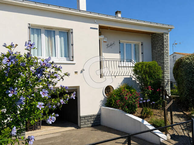 MAISON - 4 PIECES - 82.25 m² - A VENDRE - GRUES — photo du bien