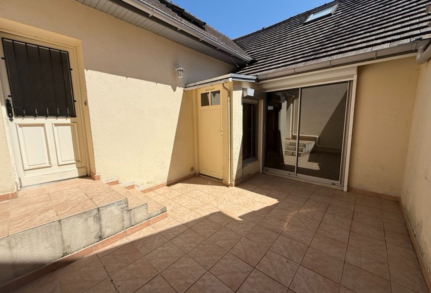 Charmant duplex avec entrée par une petite terrasse prvative en plein coeur du centre-ville — photo 1