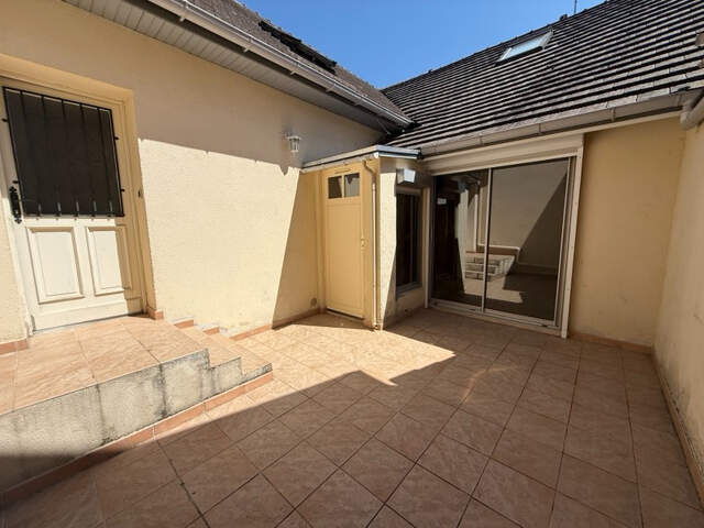 Charmant duplex avec entrée par une petite terrasse prvative en plein coeur du centre-ville — photo du bien