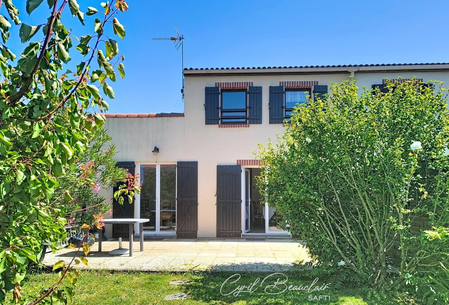 Maison 5 p 3 ch en plein bourg et au calme. — photo 1