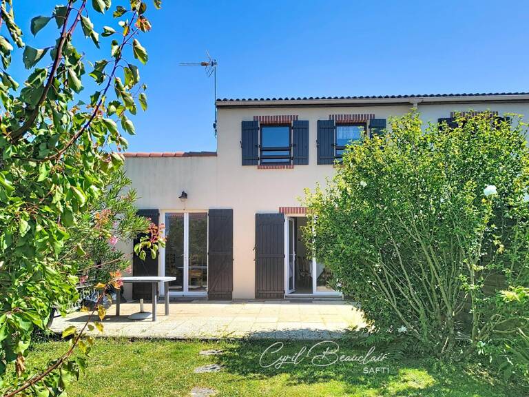 Maison 5 p 3 ch en plein bourg et au calme. — photo 1