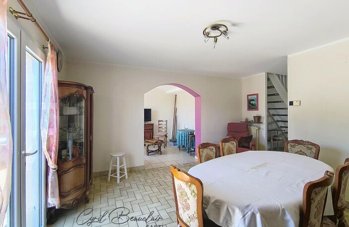 Maison 5 p 3 ch en plein bourg et au calme. — photo 3