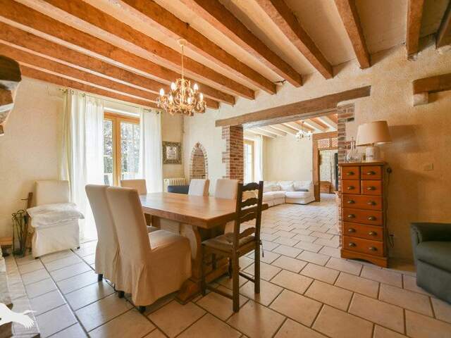 Maison en pierre de 6 pièces principales — photo du bien