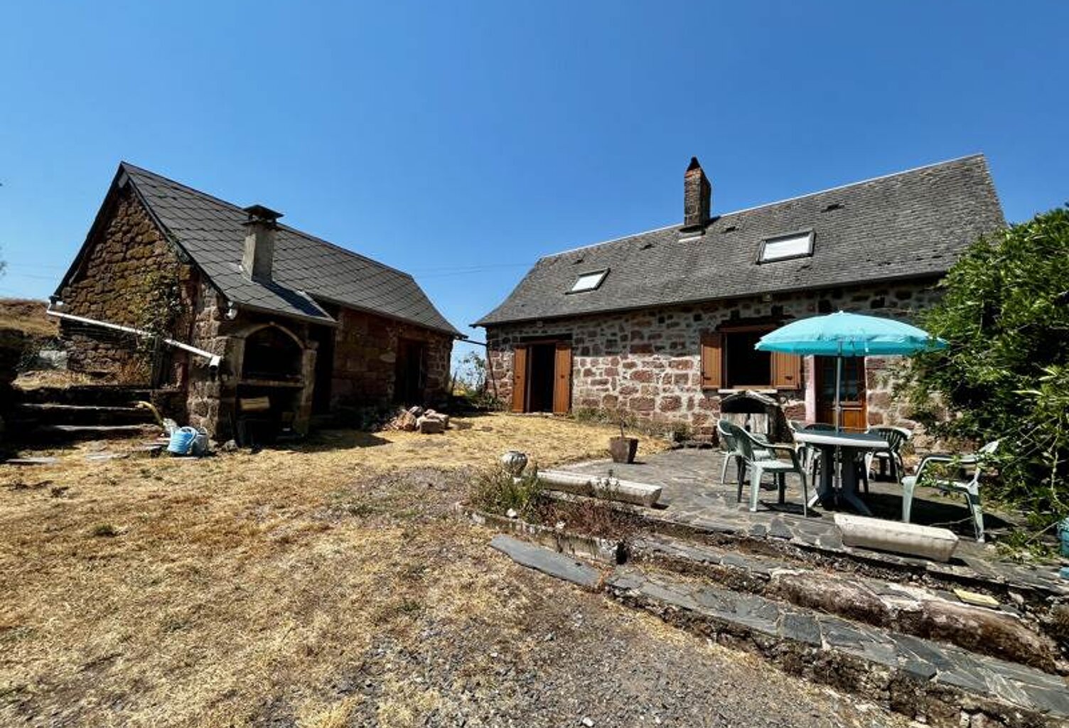 Maison en pierre de 3 pièces principales — photo 1