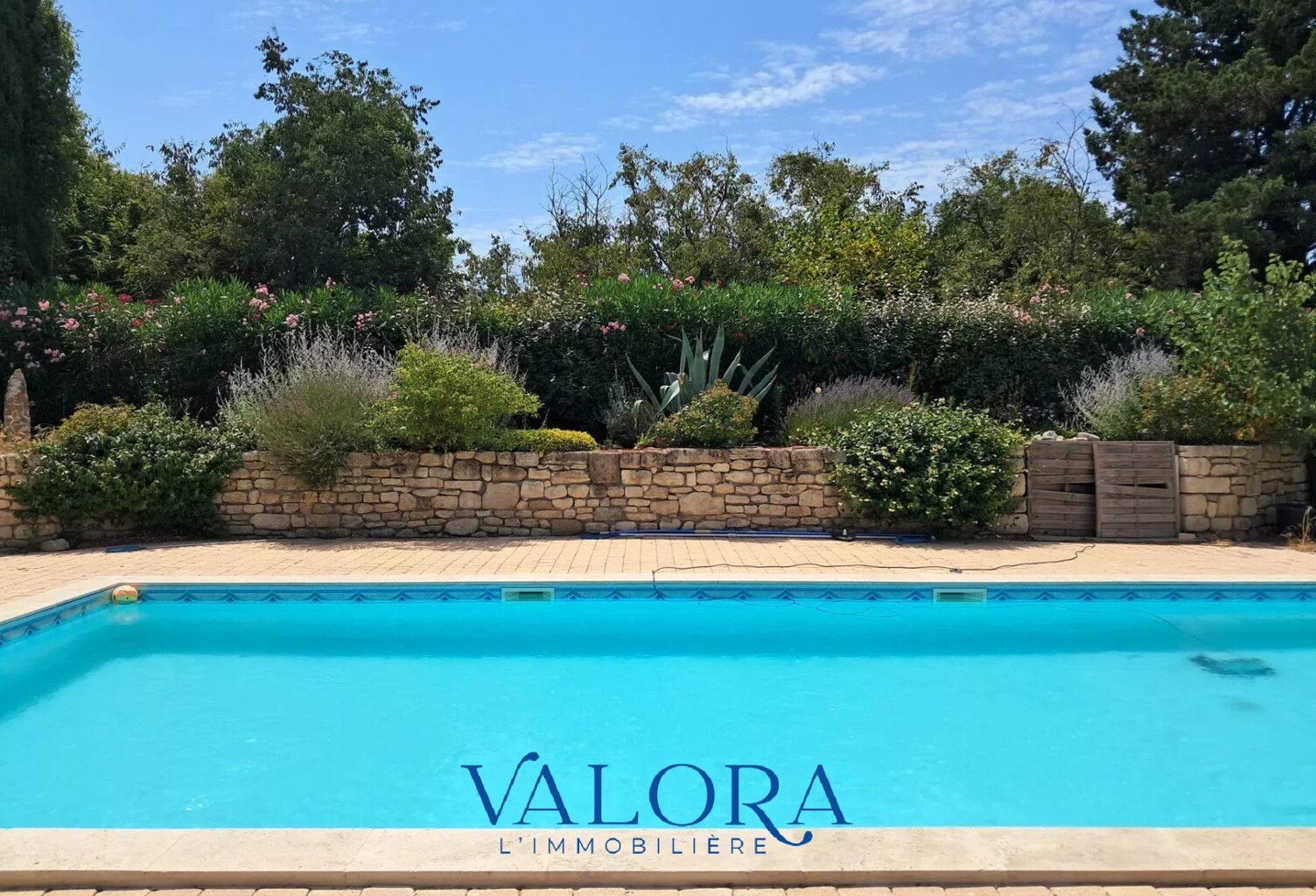 PROPRIETE AUX ACCENTS PROVENÇAUX AVEC PISCINE ET JARDIN PAYSAGER — photo 1