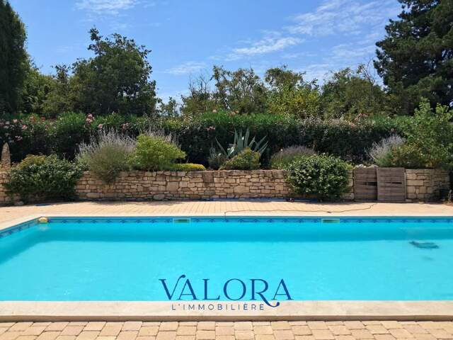 PROPRIETE AUX ACCENTS PROVENÇAUX AVEC PISCINE ET JARDIN PAYSAGER — photo du bien
