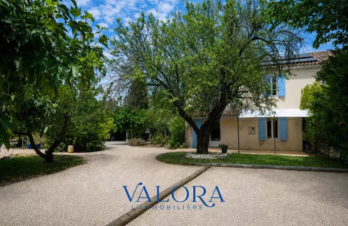 PROPRIETE AUX ACCENTS PROVENÇAUX AVEC PISCINE ET JARDIN PAYSAGER — photo 3