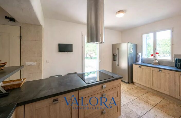 PROPRIETE AUX ACCENTS PROVENÇAUX AVEC PISCINE ET JARDIN PAYSAGER — photo 5