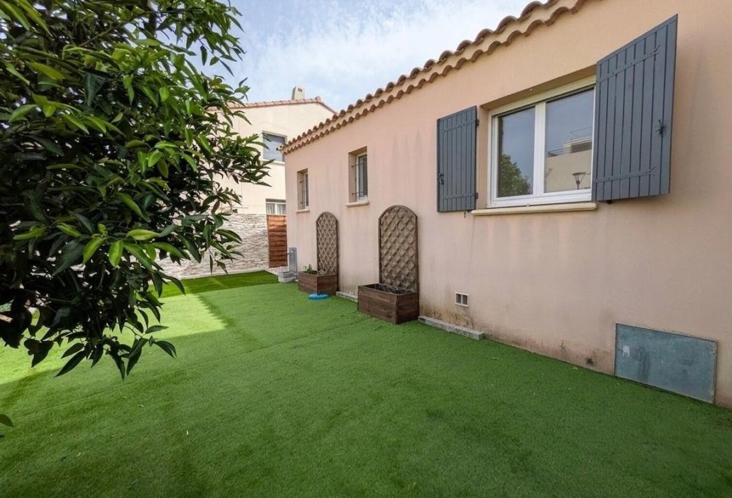 Maison de plain-pied récente avec jardin — photo 1