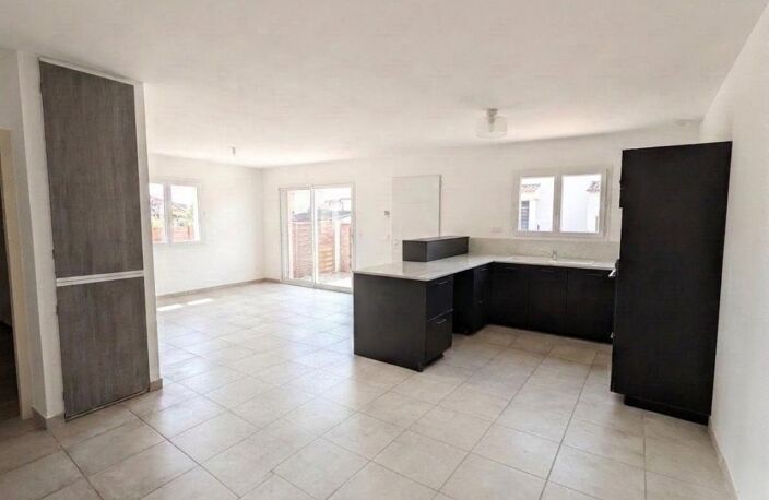 Maison de plain-pied récente avec jardin — photo 2