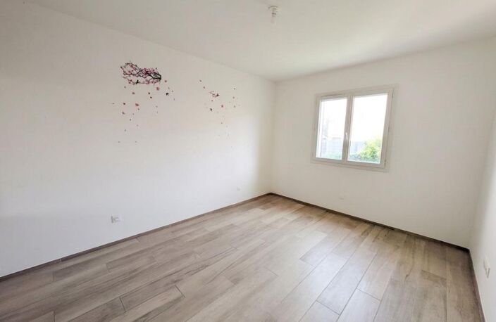 Maison de plain-pied récente avec jardin — photo 4