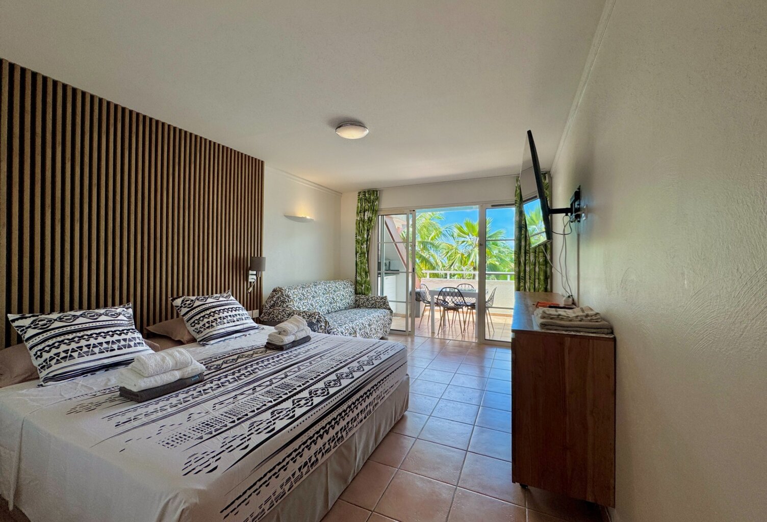 A VENDRE - CHARMANT STUDIO RENOVE AU COEUR D'UN CADRE TROPICAL RECHERCHE - SAINTE ANNE — photo 1