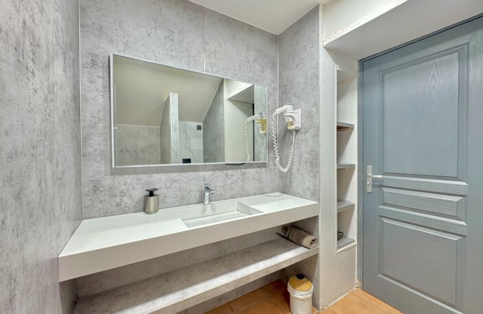 A VENDRE - CHARMANT STUDIO RENOVE AU COEUR D'UN CADRE TROPICAL RECHERCHE - SAINTE ANNE — photo 3
