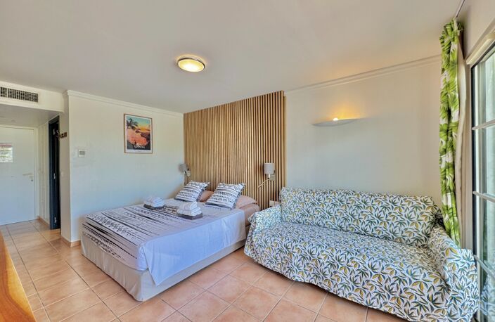 A VENDRE - CHARMANT STUDIO RENOVE AU COEUR D'UN CADRE TROPICAL RECHERCHE - SAINTE ANNE — photo 5