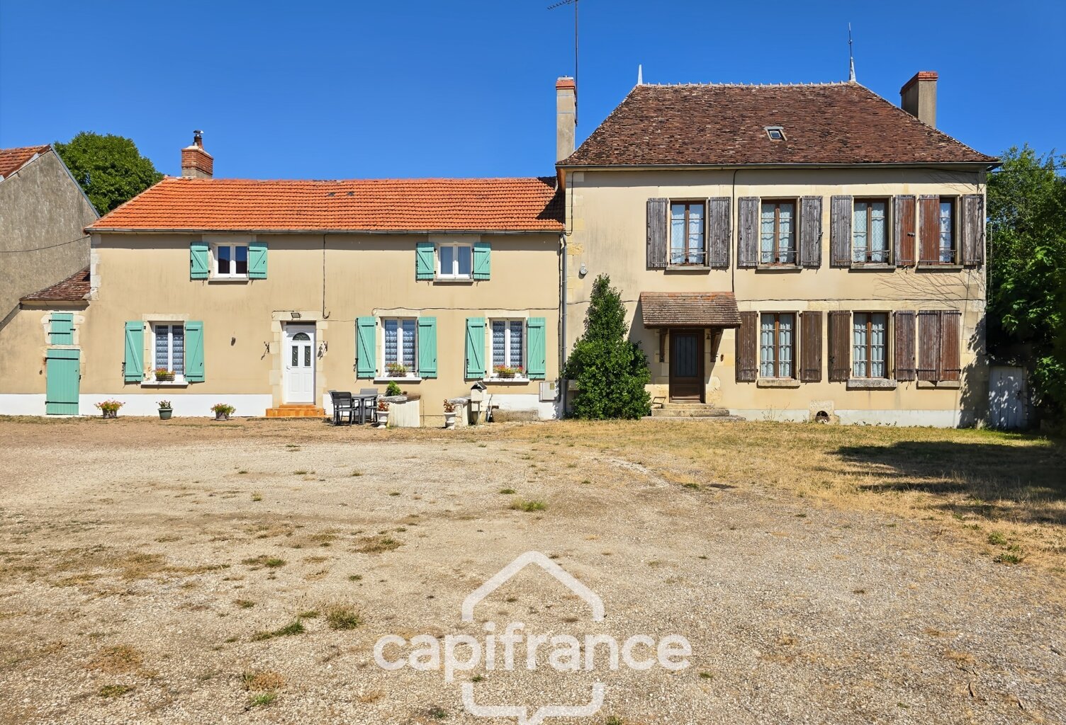 PERROY (58) - Ancien corps de ferme - 2 habitations - 750 m² de dépendances - Terrain 1,13 ha — photo 1