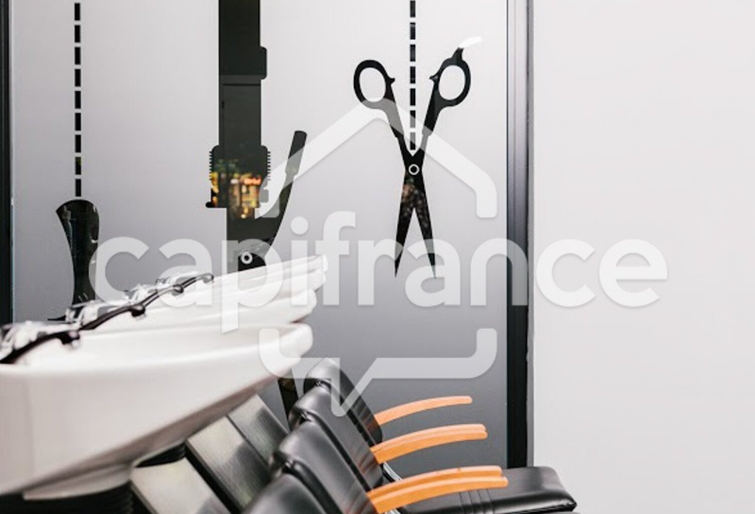 COIFFURE & BEAUTÉ – 88 m² AVEC SOUS-LOCATION AUTORISÉE Salon-de-Provence | Exclusivité Capifrance — photo 1