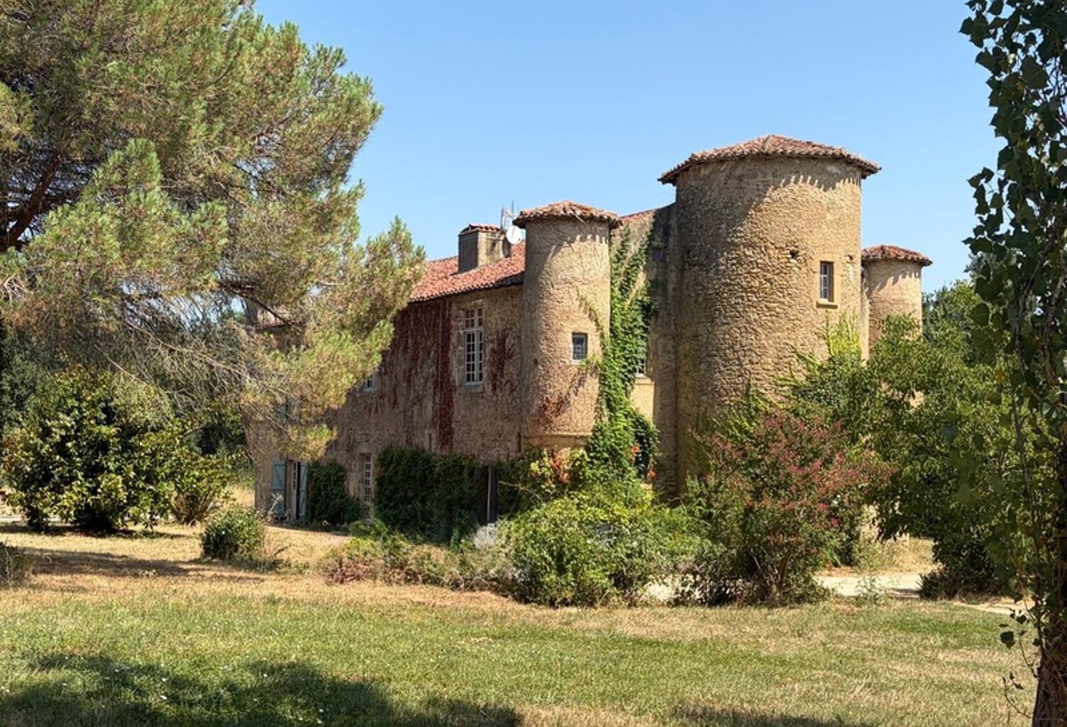 MARCIAC(32): ancienne SEIGNEURIE avec BEAU CHATEAU XIV sur 3,5ha, cachée, au bout du chemin, sans voisin, en campagne, 500m2 habitables, piscine chauffée, découvrez les riches heures des seigneurs — photo 1