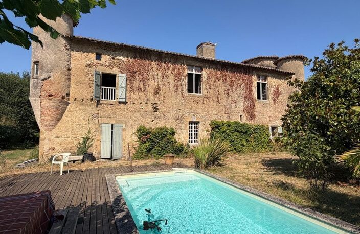 MARCIAC(32): ancienne SEIGNEURIE avec BEAU CHATEAU XIV sur 3,5ha, cachée, au bout du chemin, sans voisin, en campagne, 500m2 habitables, piscine chauffée, découvrez les riches heures des seigneurs — photo 2