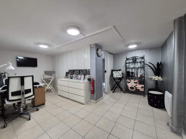 Murs commerciaux idéal pour investissement, esthétique, cabi — photo du bien
