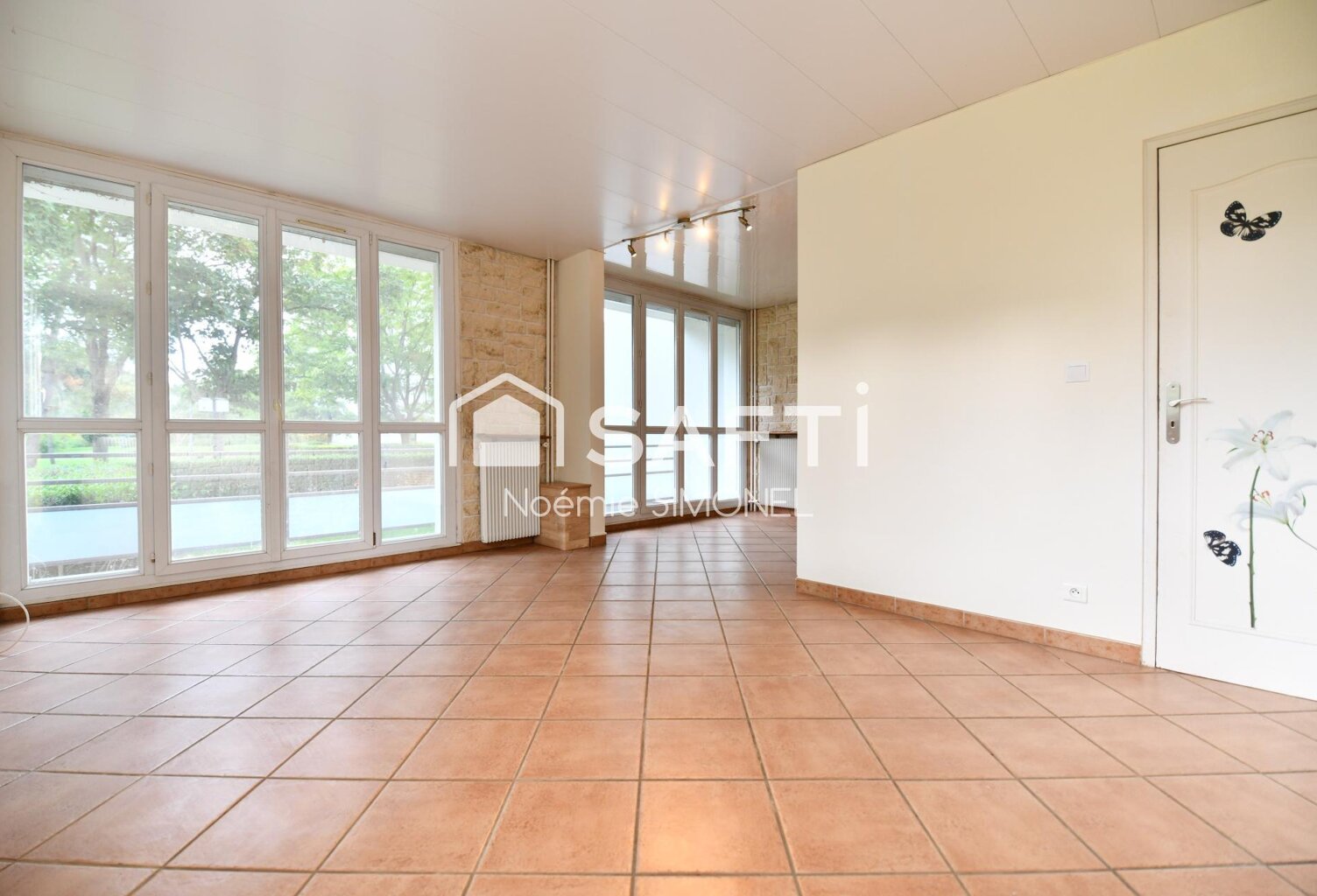 Grand appartement de quatre pièces! Ravalement récent! — photo 1