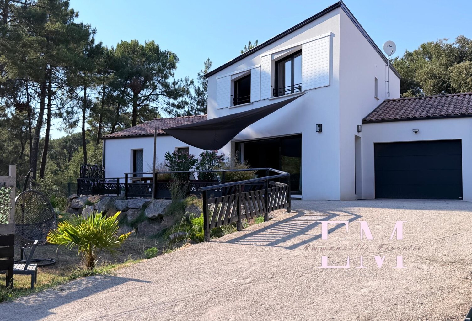 MAISON CONTEMPORAINE DANS LES PINS A DEUX PAS DES PLAGES — photo 1