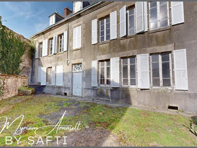 Maison de Maître, plein centre ville, 190 m², cave et dépendance — photo du bien
