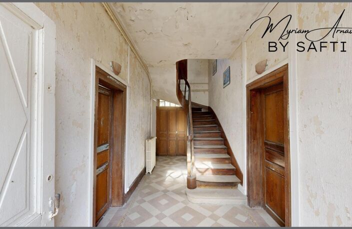 Maison de Maître, plein centre ville, 190 m², cave et dépendance — photo 2
