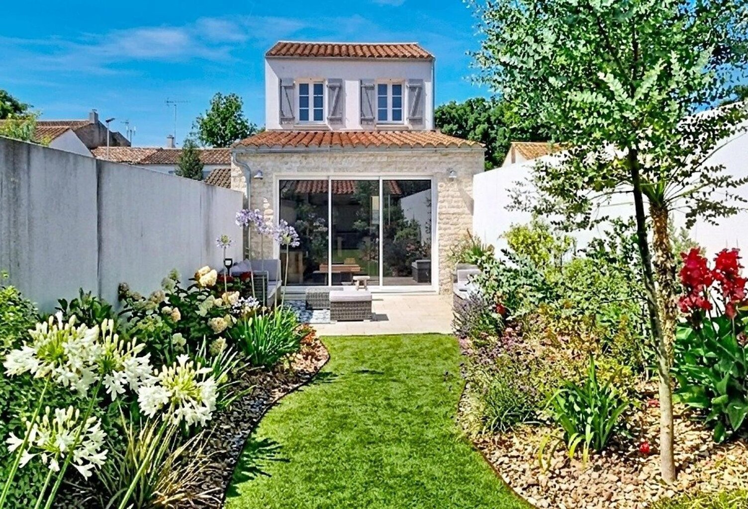 Centre bourg - Maison de 2023 - Jardin paysager plein sud - DPE A/A — photo 1