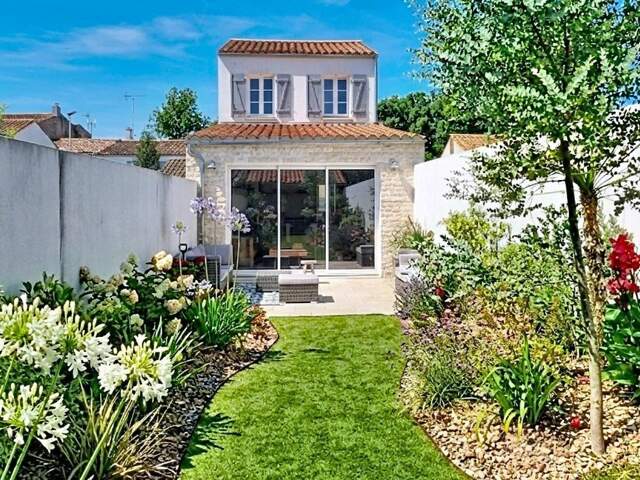 Centre bourg - Maison de 2023 - Jardin paysager plein sud - DPE A/A — photo du bien