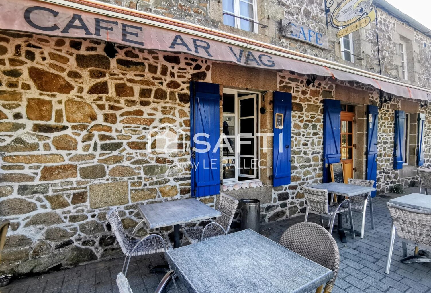 Bar, restaurant, concert — photo 1