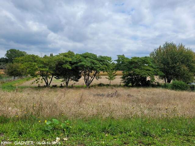 LINARS (16730) : Terrain constructible de 830m2 — photo du bien